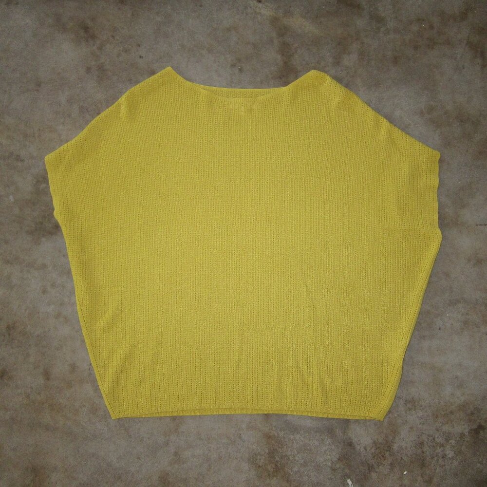 Uniqlo 3d printed citron shirt